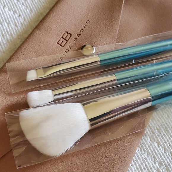 Elaine Badro "3 Piece Makeup Brushes" - Picture 2 of 3